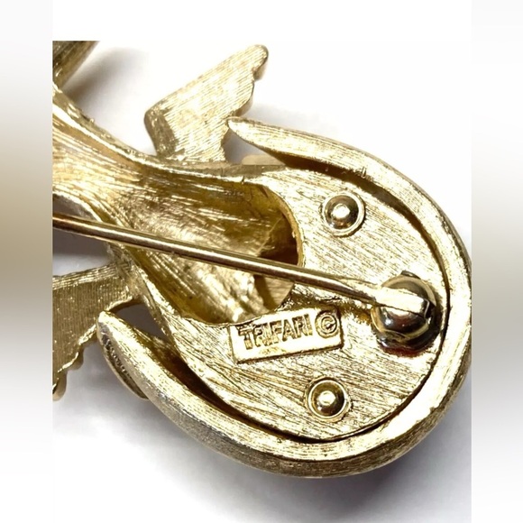 CROWN TRIFARI GOLD TONE CHICKEN HATCHING FROM EGG BROOCH, RUBY RED CABOCHON EYE - Picture 4 of 4